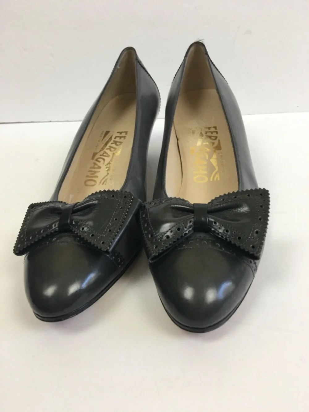 Salvatore Ferragamo Iconic Classic Grey Leather Vara Bow Kitten Heels  6B - Picture 3 of 12